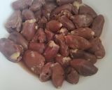 Hình bước làm 1 của món Tim gà kho tiêu