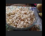 Une image de l'étape 2 de Pop corn « asticots » d Halloween.