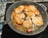Foto del paso 5 de la receta: Pechuga de pavo con vino blanco, pasas y uva