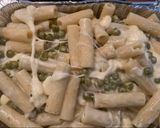 Foto del passaggio 4 della ricetta Pasta al forno con besciamella, mozzarella e piselli con pancetta e cipolla