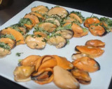 Foto del paso 1 de la receta: Mejillones gratinados sobre velouté de cava
