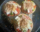 मिनी पिज़्जा(mini pizza recipe in hindi) रेसिपी चरण 5 फोटो