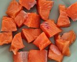 Foto del paso 1 de la receta: Dados de salmón marinado en cama de verduritas
