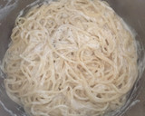 Foto del paso 3 de la receta: Espaguetis de 90cm con salsa de quesos