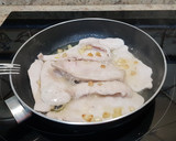 Foto del paso 1 de la receta: Filetes de pollo con vino blanco y ajos