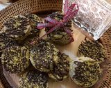Foto del passaggio 4 della ricetta Biscotti matcha pistacchio e cocco no bake