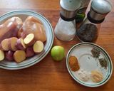 Foto del paso 1 de la receta: Muslos con papas al horno