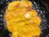 Patacones con hogao y queso costeño rallado
