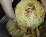 Foto langkah ke 5 dari resep Pizza mini sederhana.
