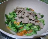 Foto langkah ke 4 dari resep Tumis Brokoli Wortel Bakso Simple.