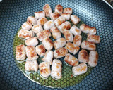Foto del paso 3 de la receta: Salteado de longanizas con champiñón
