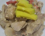 Foto del paso 5 de la receta: Pollo🍗en salsa🥯de queso🧅🫑🧄
