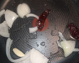 Foto del paso 2 de la receta: Pipián rojo con carne de puerco y chilacayote