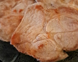 Foto del paso 1 de la receta: Bondiola de cerdo en bifes con salsa de champignones y vino tinto