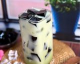 Foto langkah ke 6 dari resep Iced Cincau Jelly Creamy Matcha Latte.