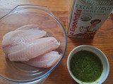 Filetes de pescado blanco marinados con cilantro y aceite de oliva