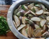 A picture of step 1 of Nagpuri style Wanga batata saoji masala zhanzhanit bhaji (brinjal potato sabji).