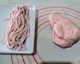 Foto langkah ke 4 dari resep Mie homemade bayam merah giling manual.