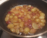 Foto del passaggio 2 della ricetta Persico in salsa agrodolce con uva e scorze d'agrumi
