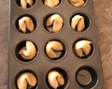 صورة لخطوة 7 من وصفة كوكيز الحظ 🥠 Fortune Cookies