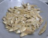 Foto langkah ke 1 dari resep Oseng ikan asin bulu ayam.