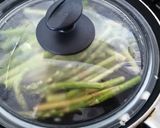 Foto del paso 3 de la receta: Espárragos al ajillo, guarnición express