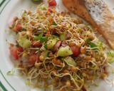 Foto del paso 2 de la receta: Ensalada de germinados de lenteja con jitomate, pepino y perejil