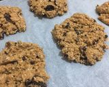 Foto langkah ke 2 dari resep Oatmeal Raisin Choco Cookies.