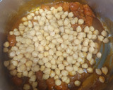 Foto del paso 2 de la receta: Garbanzos con chistorra y patata en fondo de salsa vino tinto