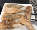 Foto del paso 1 de la receta: Colitas de rape encebolladas