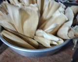 Foto del paso 3 de la receta: Tamales de maseca relleno de costilla de puerco con chile morita