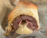 Foto del paso 5 de la receta: Solomillo de cerdo relleno envuelto en masa filo
