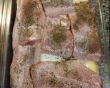 Foto del paso 2 de la receta: Merluza especiada y herbal con colchón de papa al curry