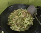 Foto langkah ke 2 dari resep Tumis labu siam,mi instan.