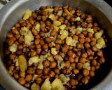 A picture of step 1 of Chana Masala.