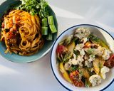 รูปขั้นตอนการทำที่ 2 ของ เฟตตูชินี่น้ำพริกอ่องที่เหลือ🌶️🧄🍝