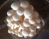 รูปขั้นตอนการทำที่ 1 ของ ยำเห็ดทอด🍄🍄