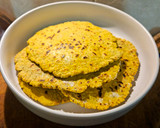 Foto del paso 7 de la receta: Pan naan dorado casero (con fécula de mandioca y harina integral)