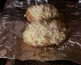Foto del paso 7 de la receta: Patata asada, rellena de filetes de pollo al ajillo y perejil