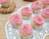 Foto langkah ke 4 dari resep Vanilla Cupcake moist lembut Topping creamcheese.