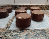 Foto del paso 6 de la receta: Alfajores de dulce de leche bañados con chocolate🍫