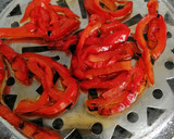 Foto del paso 2 de la receta: Tosta de melva con pimientos y berenjena