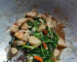 Foto langkah ke 5 dari resep Tumis Kangkung Bakso.
