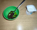Foto del paso 2 de la receta Yogurt con uvas pasas y miel