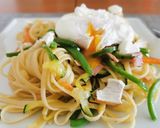 Foto del paso 8 de la receta: Tallarines con verduras y huevo escalfado