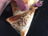 Samosas de queso de burgos y pesto
