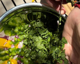 Foto del paso 3 de la receta: Tacos de langostinos marinados y pico de gallo con mango