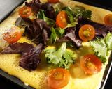 Foto del paso 3 de la receta: Tortilla abierta con salmón, granada y mermelada de guindilla