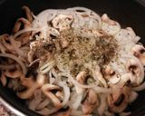 Foto del paso 3 de la receta: Surtido de pastas encebolladas con champiñones
