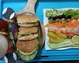 A picture of step 6 of Fresh vegetables burger.